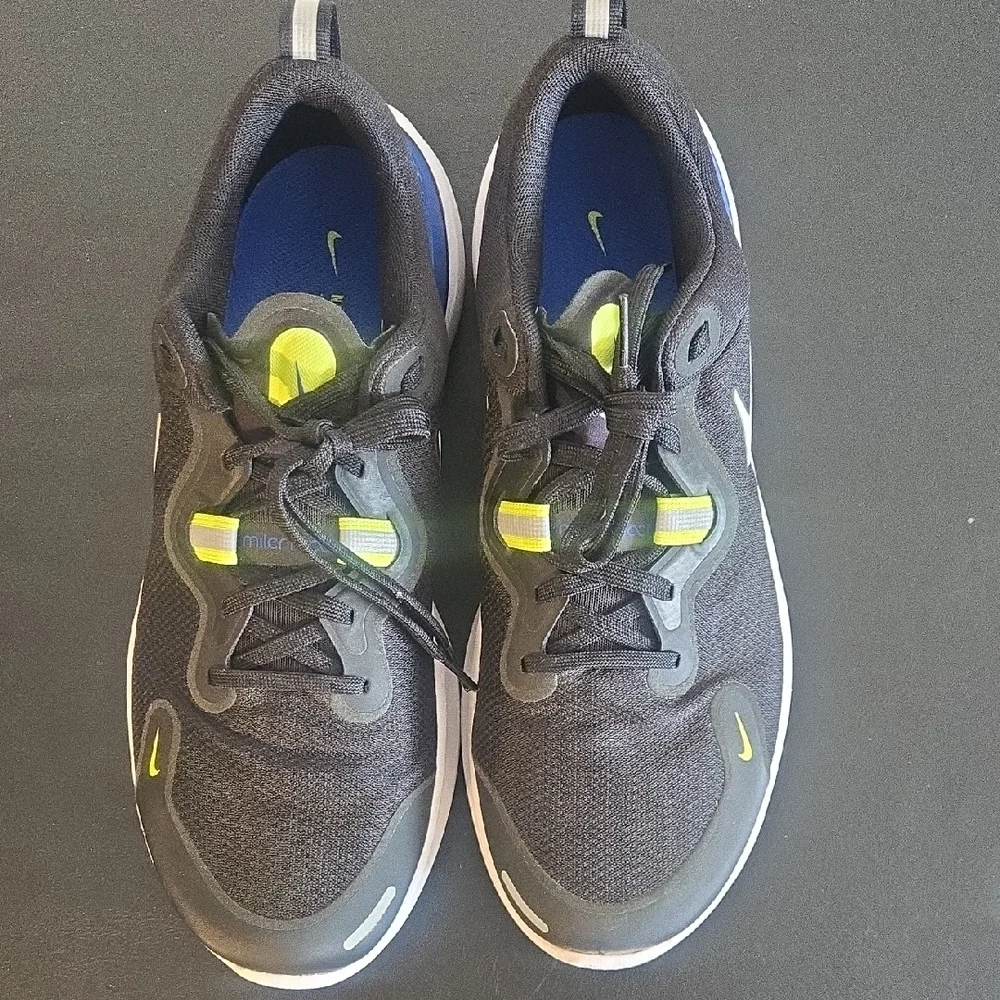 Nike Black and Blue Athletic Shoes - Picture 4 of 11